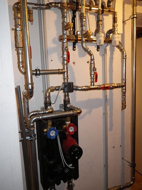 Ein Haufen Rohre und Ventile an einer Wand