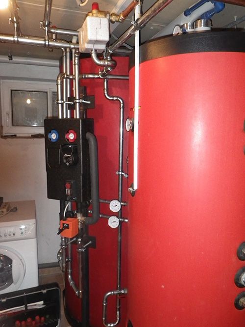 Ein roter Tank mit einer schwarzen Box darauf