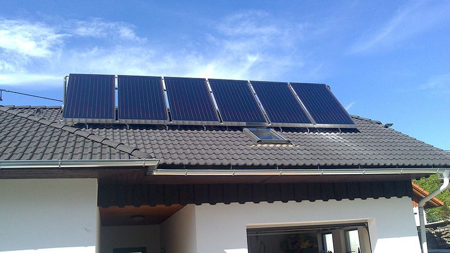 Ein Haus mit vielen Solarmodulen auf dem Dach