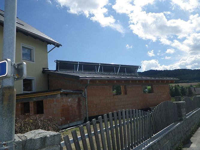 Ein im Bau befindliches Haus mit Solarmodulen auf dem Dach