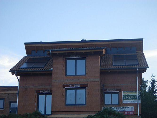 Ein großes Backsteingebäude mit vielen Fenstern und einem Schild an der Seite.