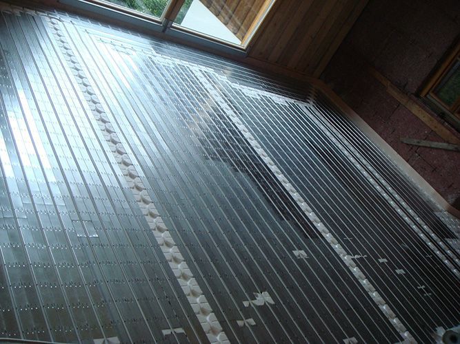 Ein Holzboden mit vielen Kabeln darauf