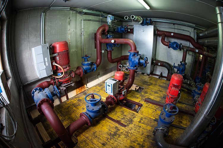 Ein Raum voller Rohre und Ventile