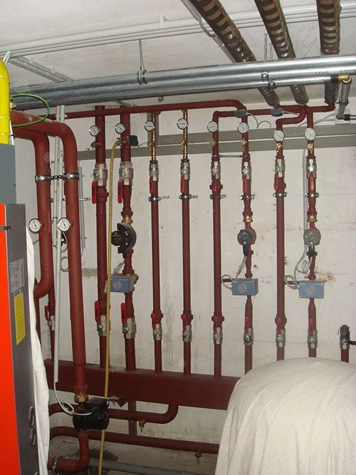 Ein Raum mit vielen Rohren und Messgeräten an der Wand