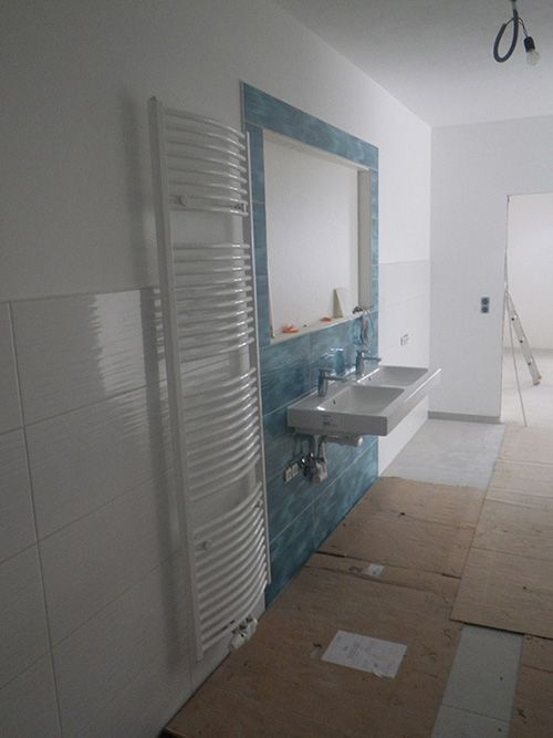 Ein Badezimmer mit zwei Waschbecken und einem Handtuchhalter