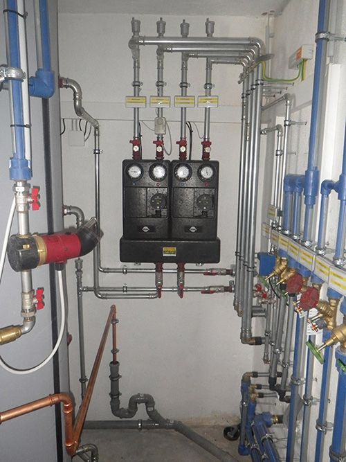 Ein Raum voller Rohre und Ventile