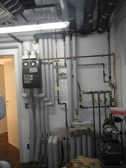 Ein Raum mit vielen Rohren an der Wand