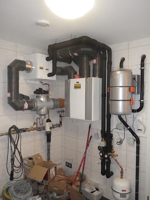 Ein Raum mit vielen Rohren und Kisten auf dem Boden