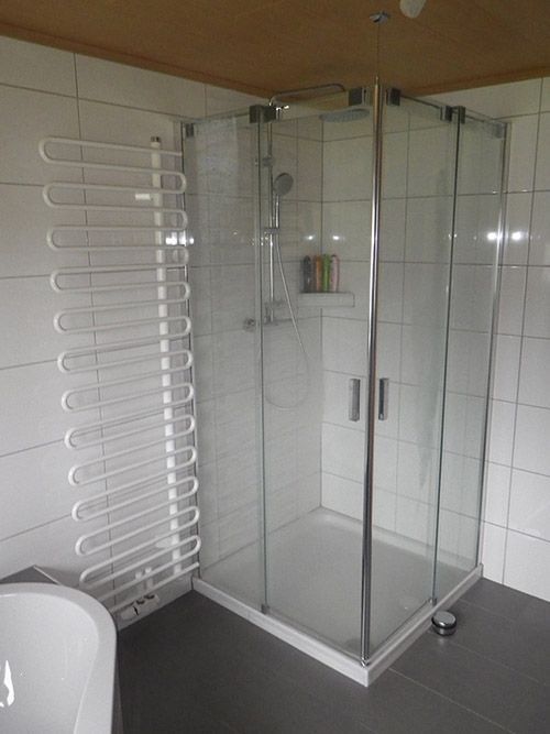 Ein Badezimmer mit ebenerdiger Dusche und Badewanne