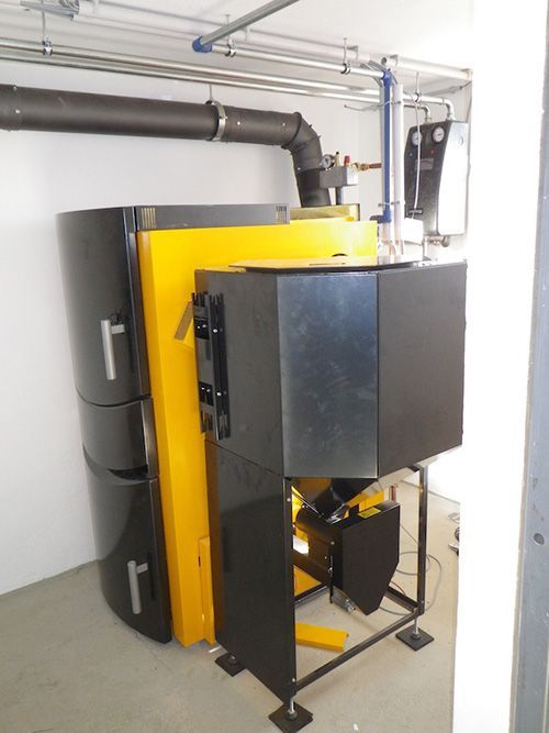 Eine gelb-schwarze Maschine mit dem Buchstaben R darauf