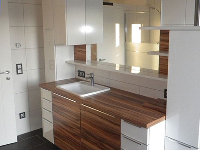 Ein Badezimmer mit Holzschränken und einem Waschbecken