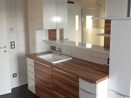Ein Badezimmer mit Holzschränken und einem Waschbecken