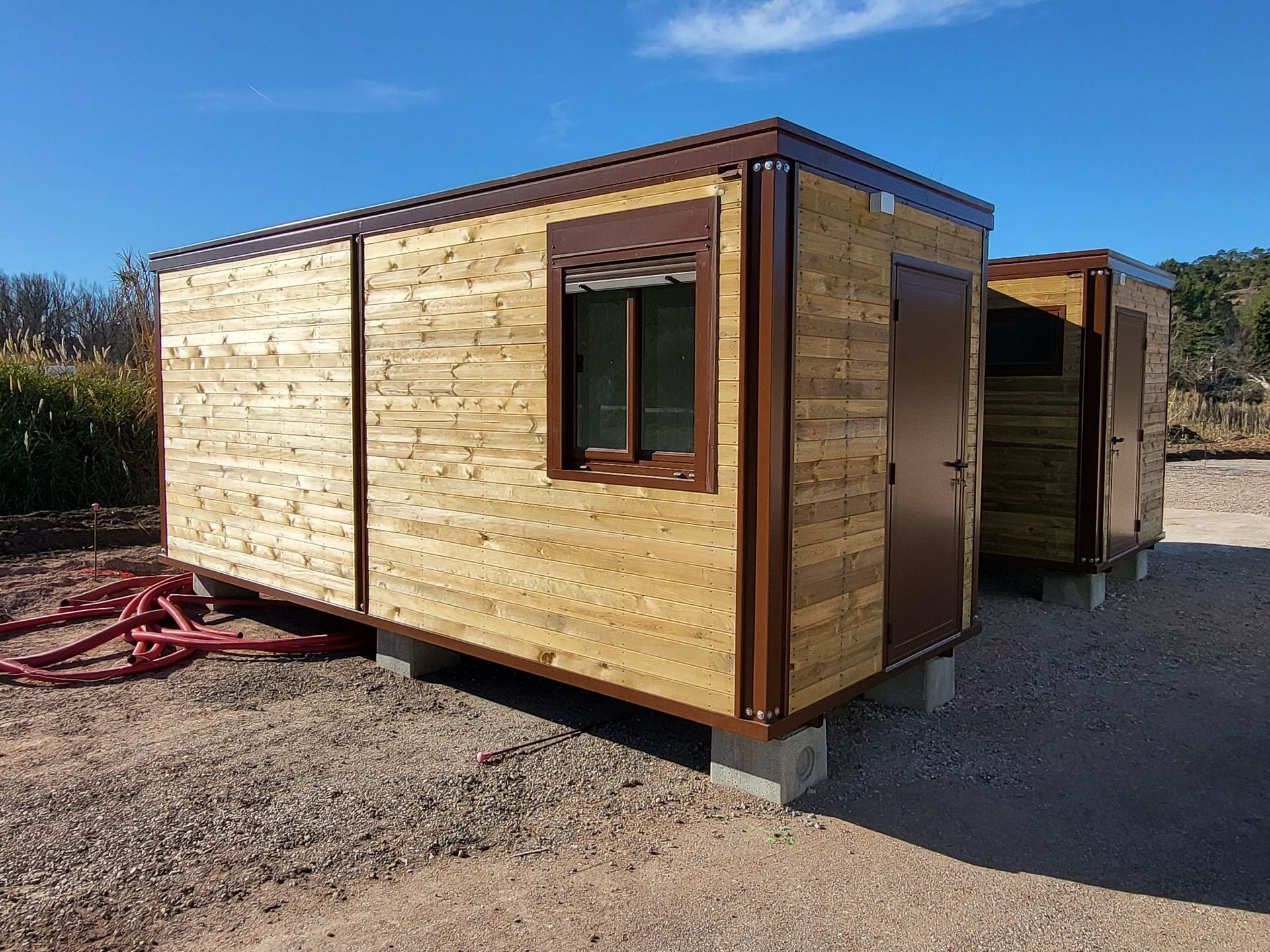 Bungalow avec un bardage en bois
