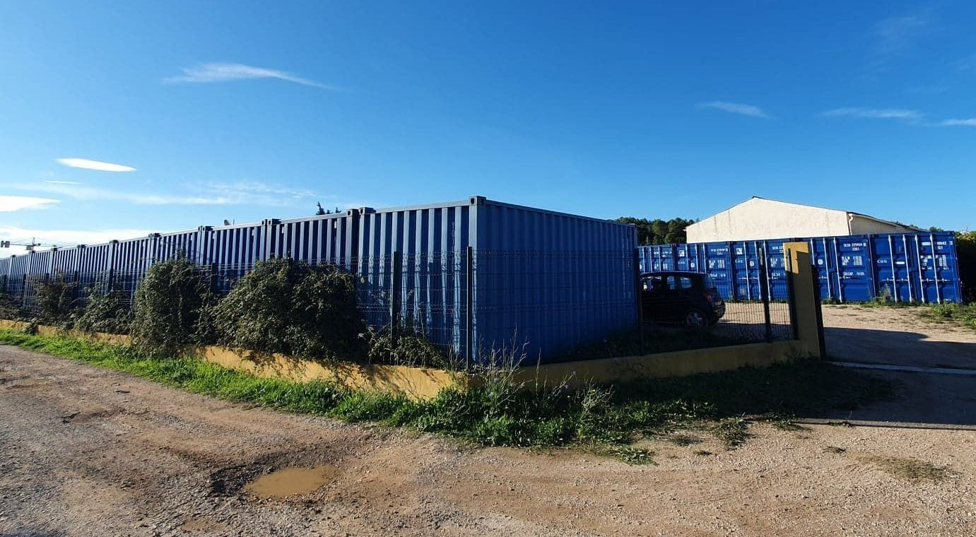 Rangée de containers formant un garde-meubles