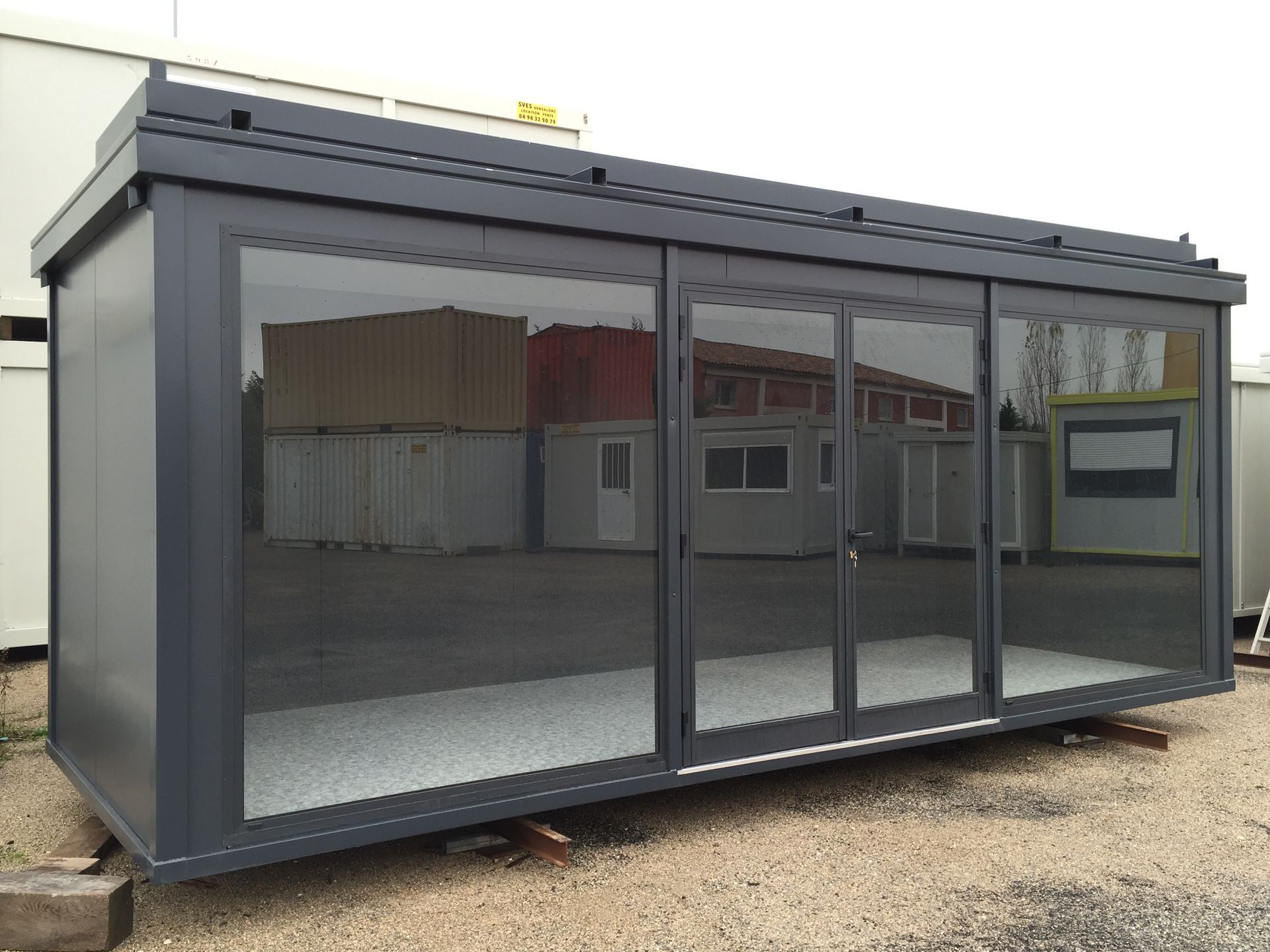 Bungalow avec une baie vitrée intégrée gris anthracite