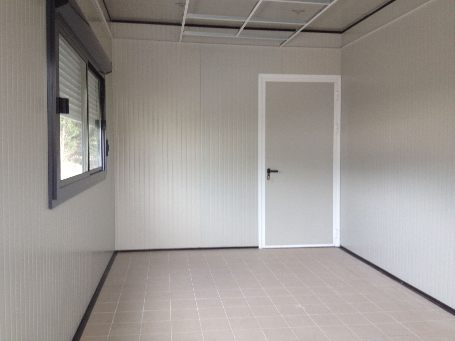 Intérieur d'un bungalow carrelé