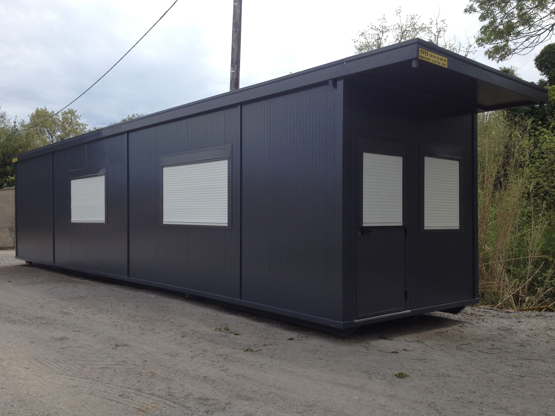 Bungalow de 12 mètres peint en noir