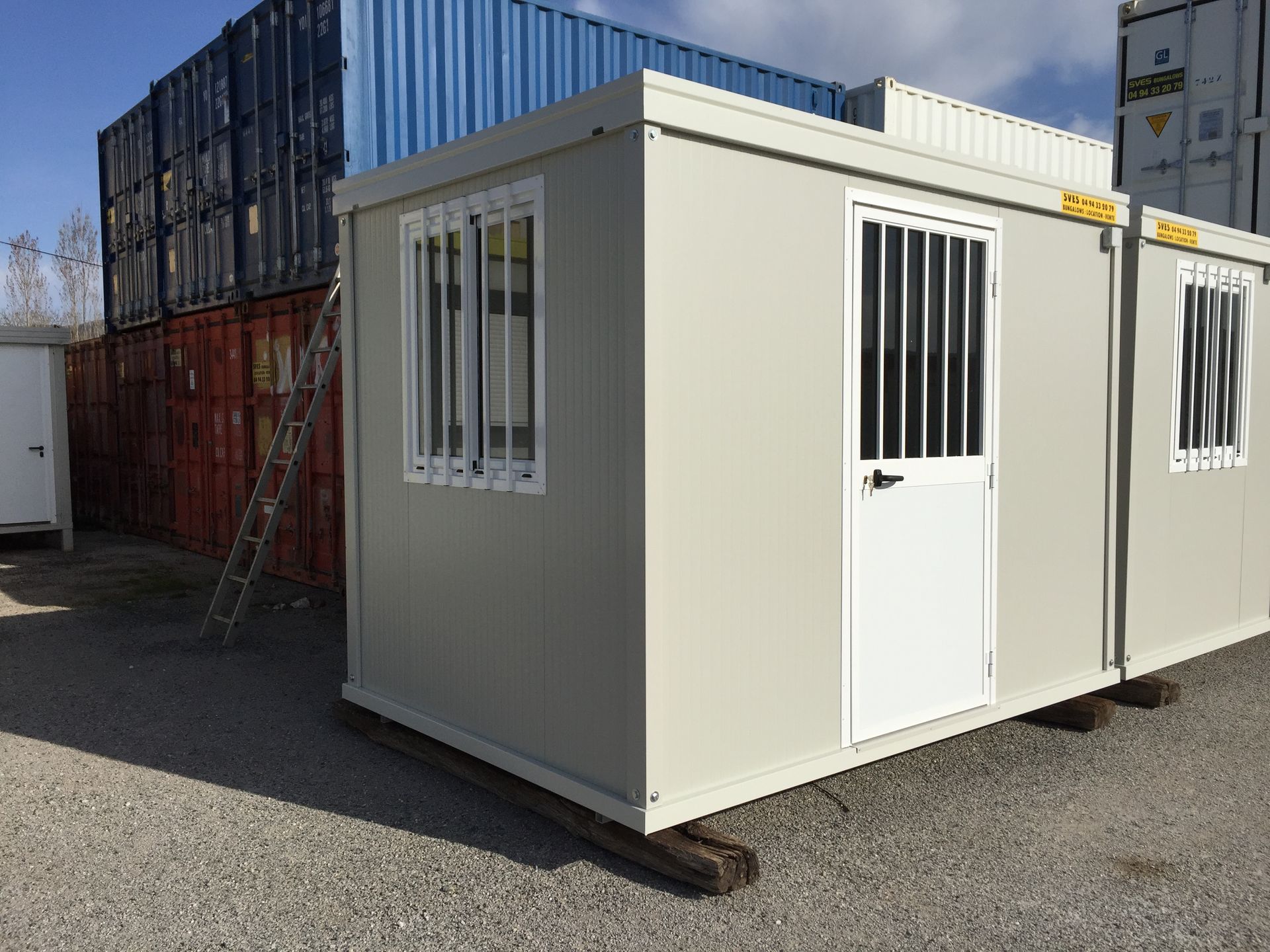 Petit bungalow avec des fenêtres à barreaux