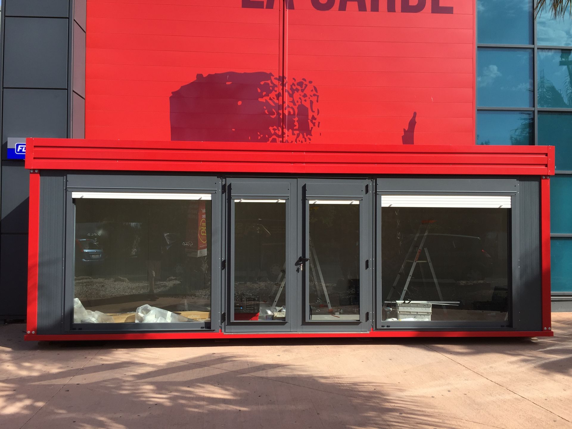 Bungalow avec une baie vitrée intégrée