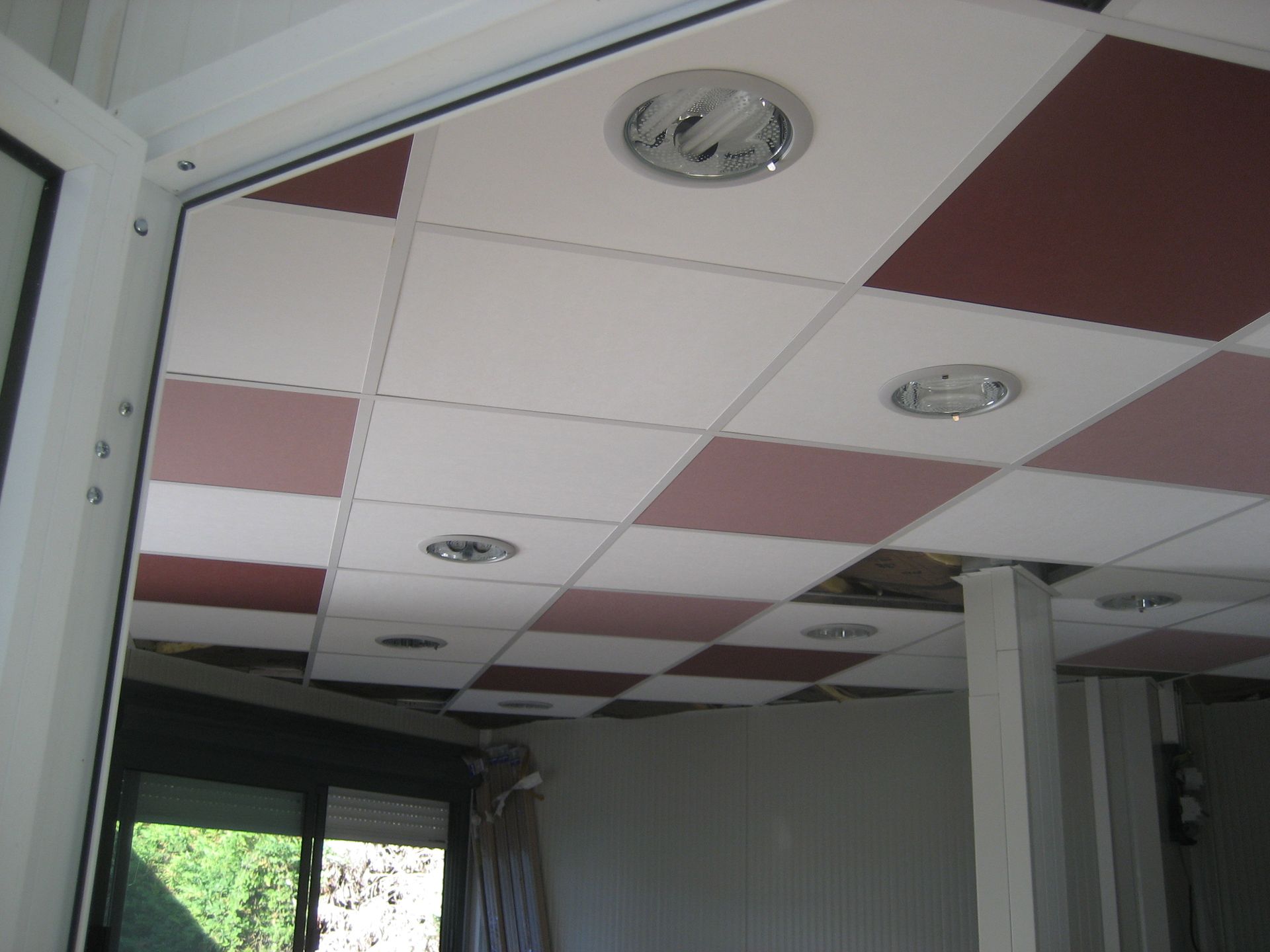 Aménagement d'un faux plafond dans un bungalow