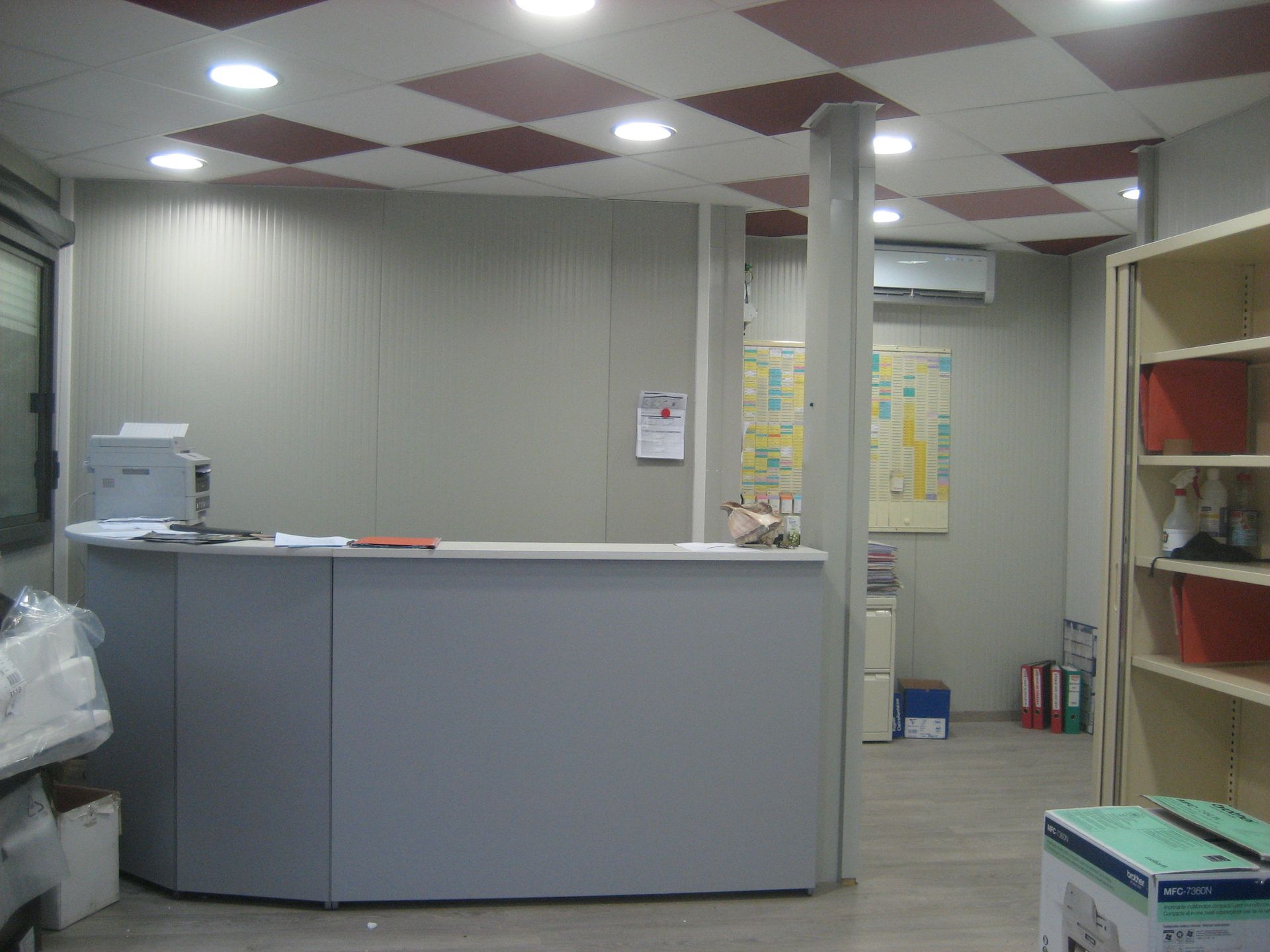 Intérieur d'un bungalow servant de bureau