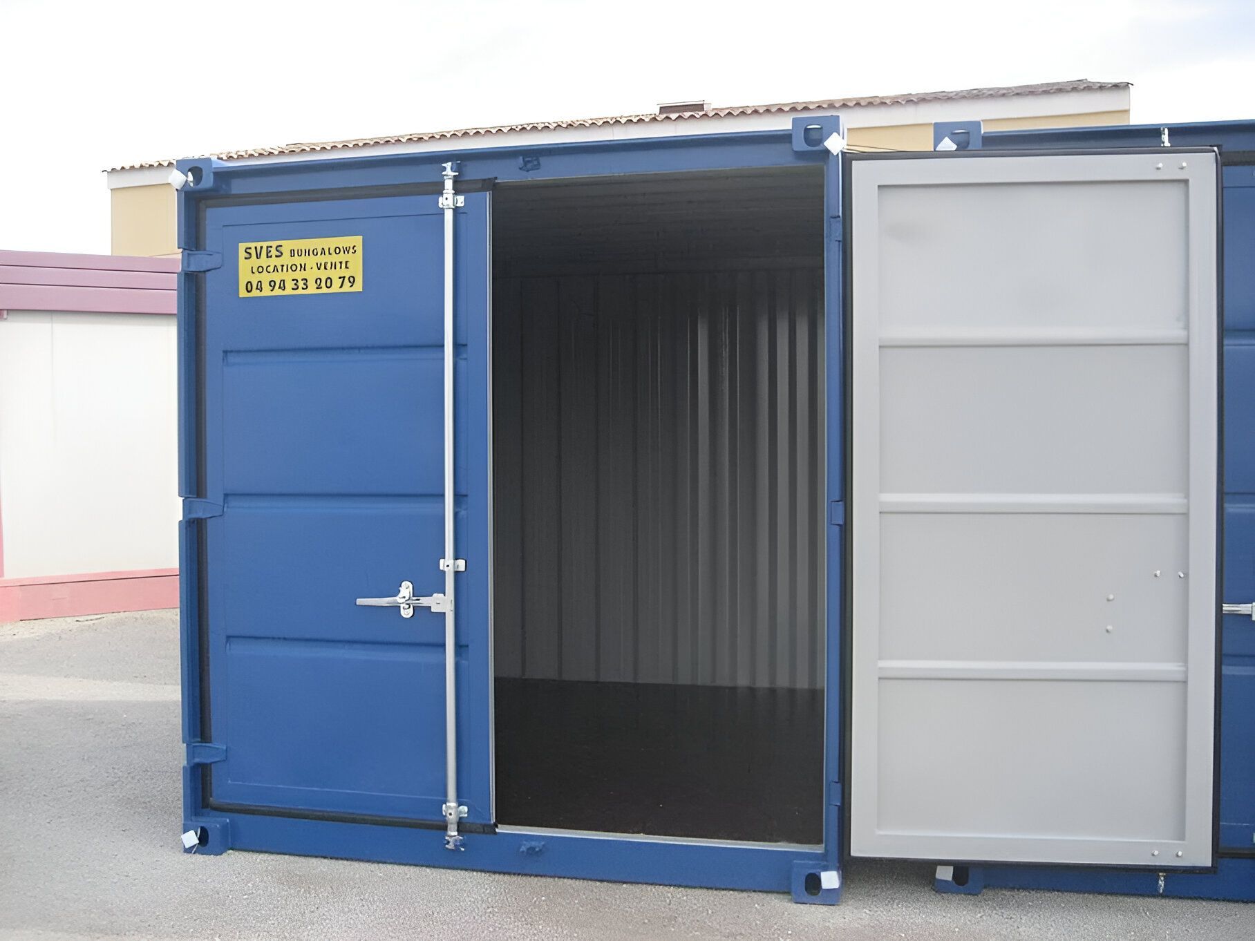 Container bleu de petite taille ouvert
