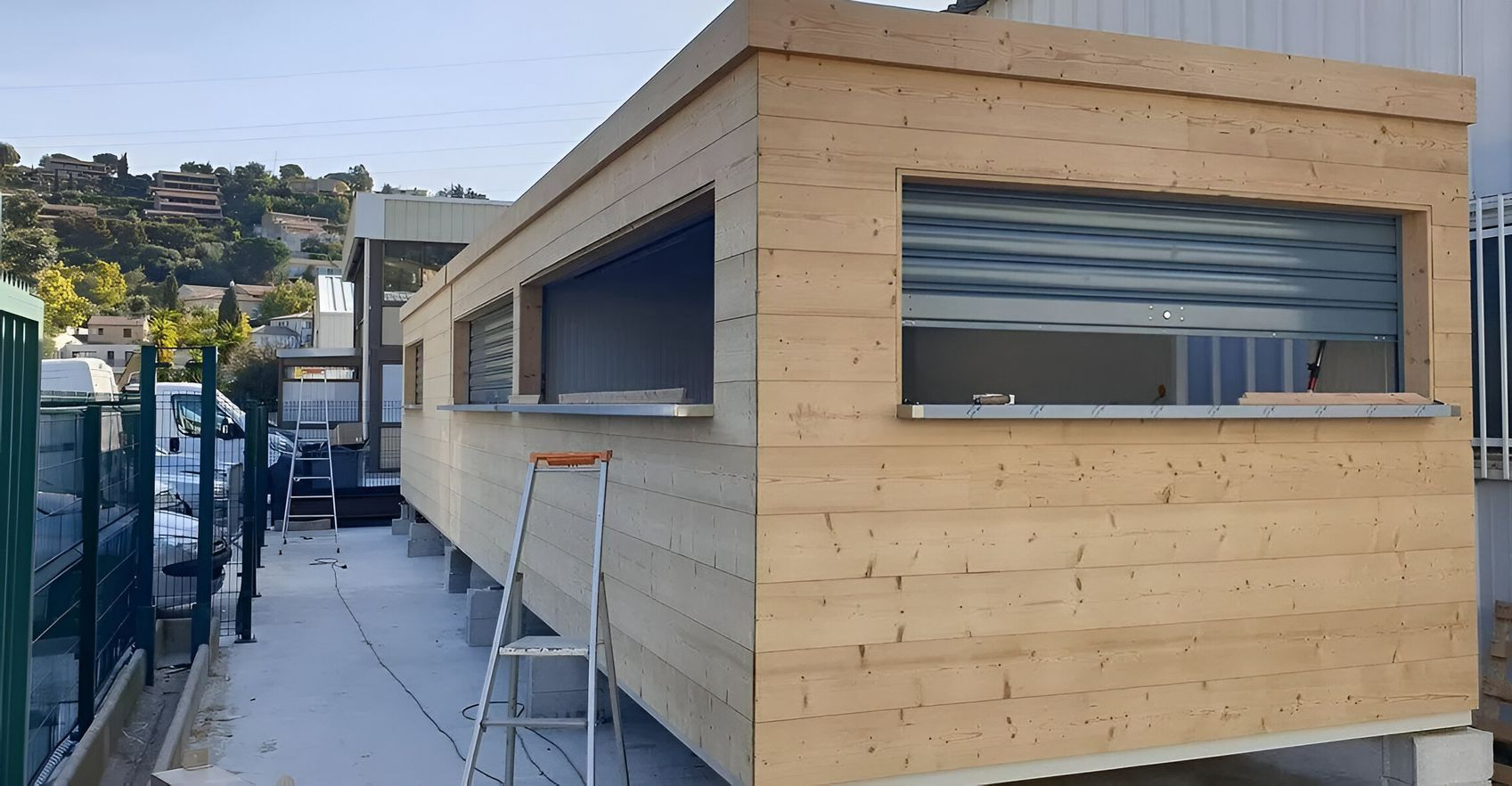 Bungalow avec un bardage en bois