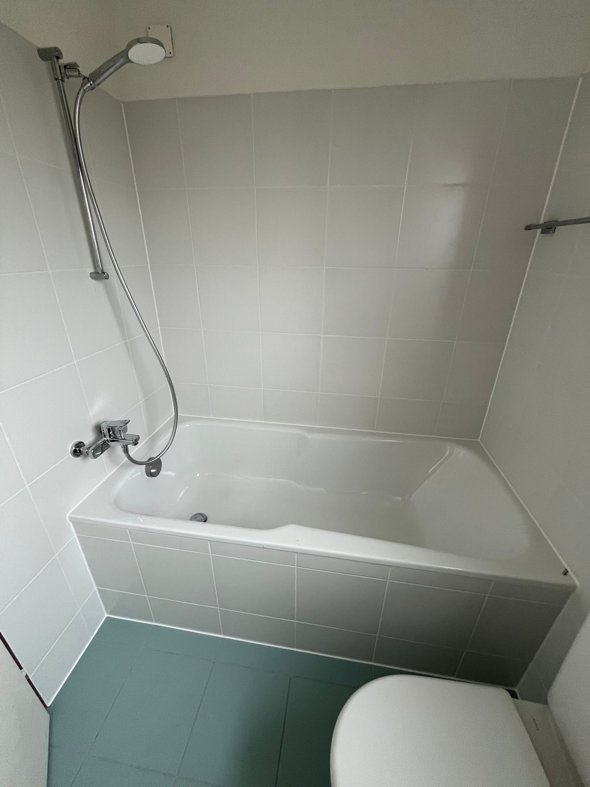 Innenansicht eines im Bau befindlichen Raumes mit unfertigen Wänden, Türen und freiliegenden Kabeln.