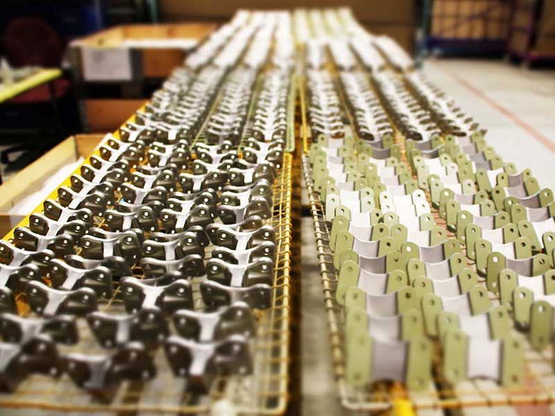 Reihen von gefertigten Metallteilen, in Tabletts angeordnet