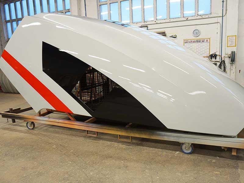 Weiß-rote Stromlinienstruktur mit schwarzem Innenraum