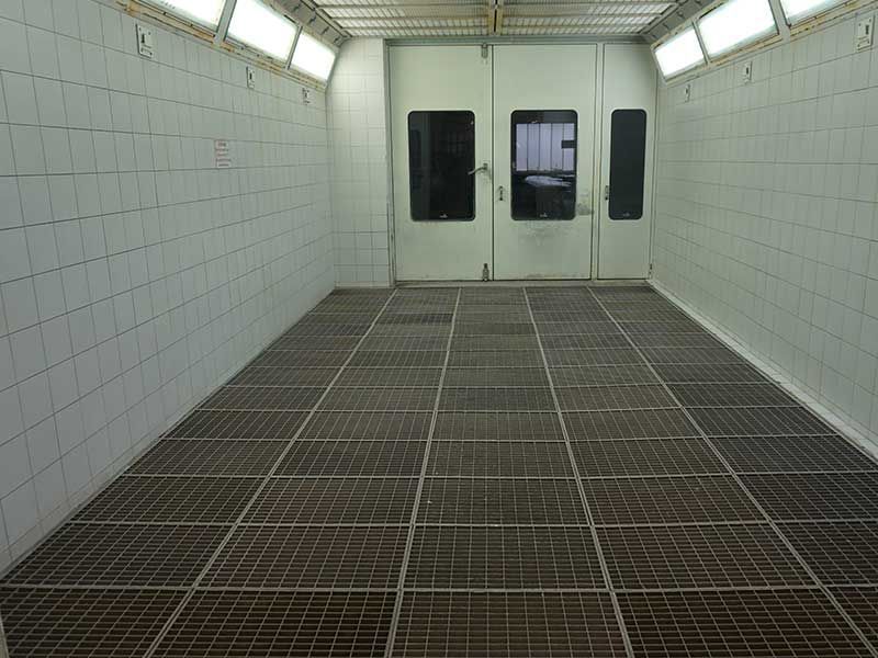 Leere Lackierkabine mit Metallbodengitter