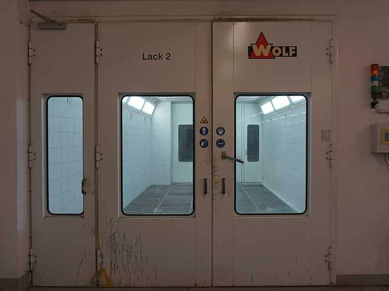 Weiße Lackierkabinentüren mit der Aufschrift „Lack 2“