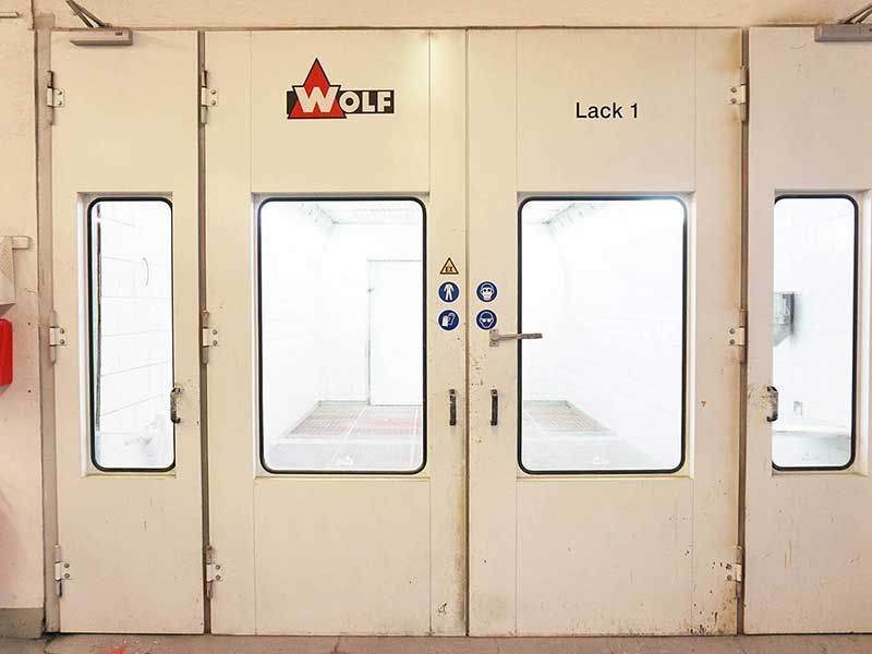 Weiße Lackierkabinentüren mit der Aufschrift 