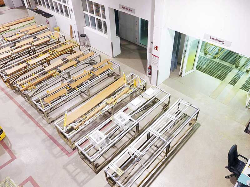 Draufsicht auf eine Fabrikhalle mit mehreren automatisierten.