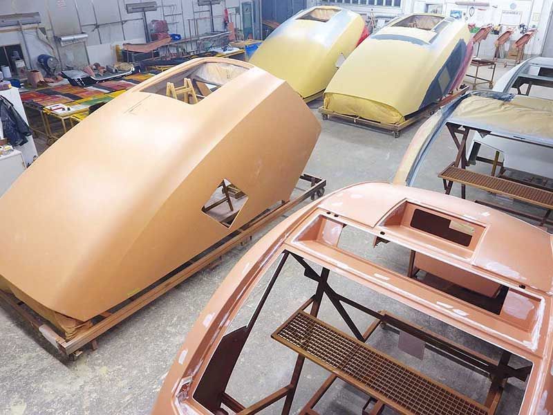 Bootsrümpfe in verschiedenen Produktionsstadien in einer Werkstatt.