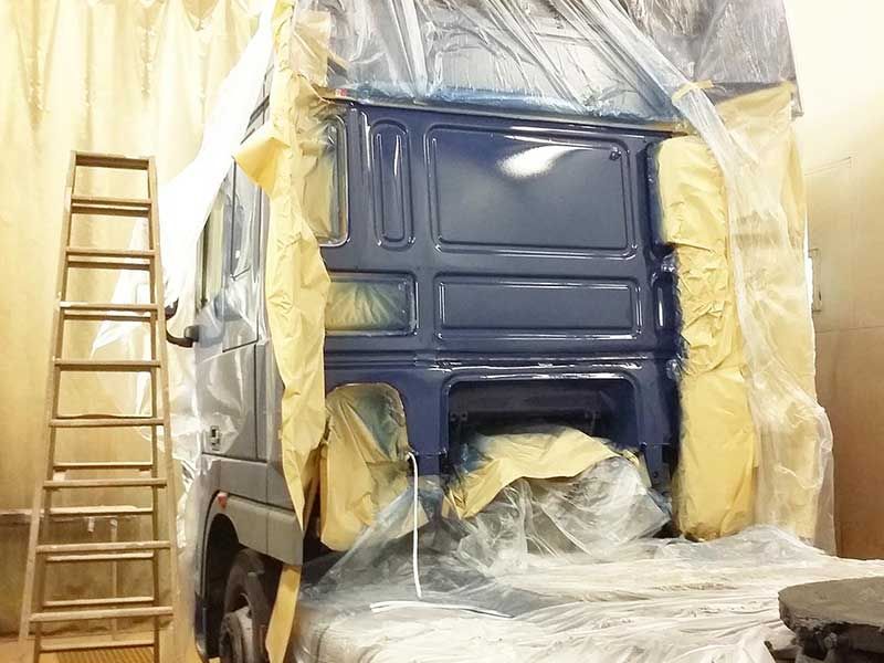Blaues LKW-Führerhaus in einer Lackierkabine