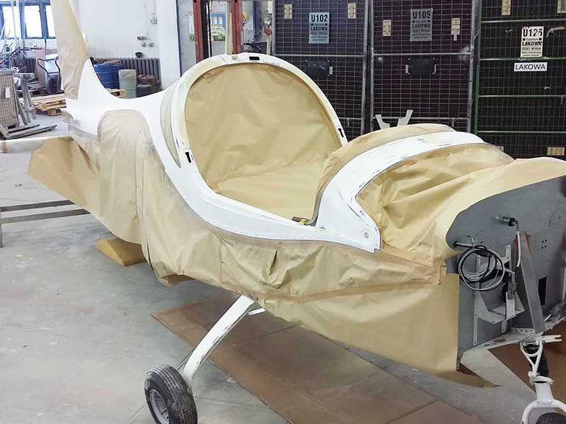 Weißer Flugzeugrumpf mit offenem Cockpit