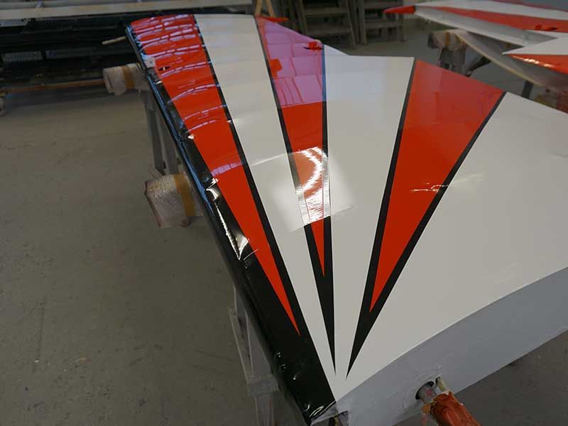 Flugzeugflügel mit geometrischem Design in Weiß, Rot und Schwarz