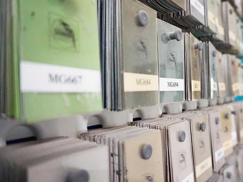 Aktenschrank mit Reihen von Karteikarten