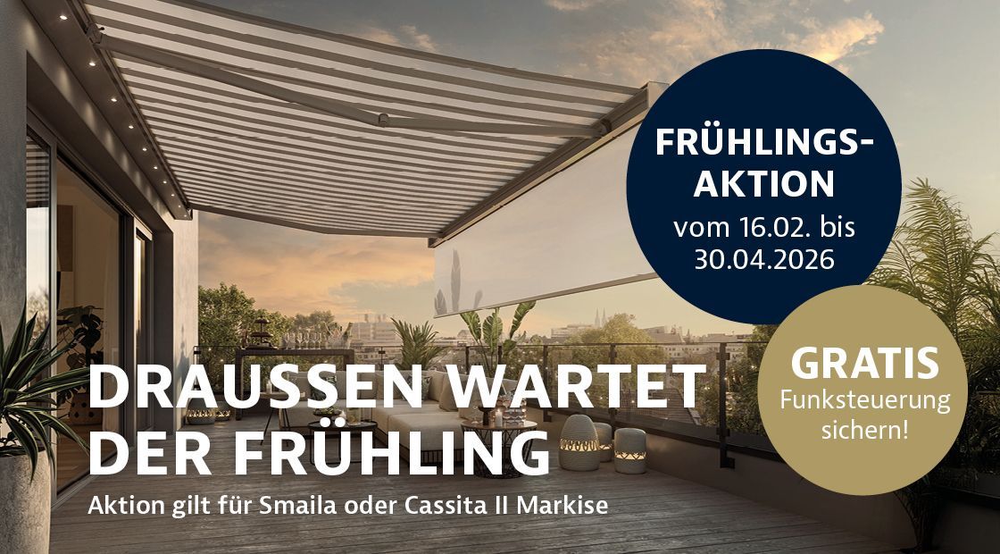 Ein Balkon mit einer gestreiften Markise im Sonnenuntergang, der für eine Frühlingsaktion für Smaila- oder Cassita-II-Markisen mit kostenlosem Radio wirbt.