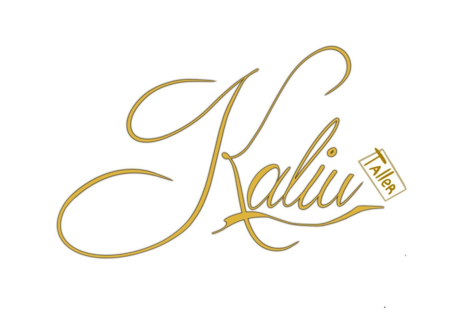 Logotipo dorado “Kalia” con una pequeña etiqueta “Taller” inclinada sobre un fondo blanco.
