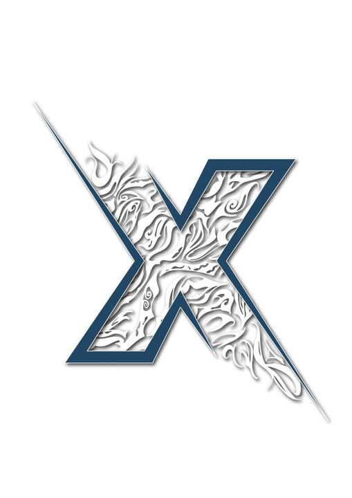 Letra X decorativa blanca con contorno azul y grabado floral sobre fondo blanco.