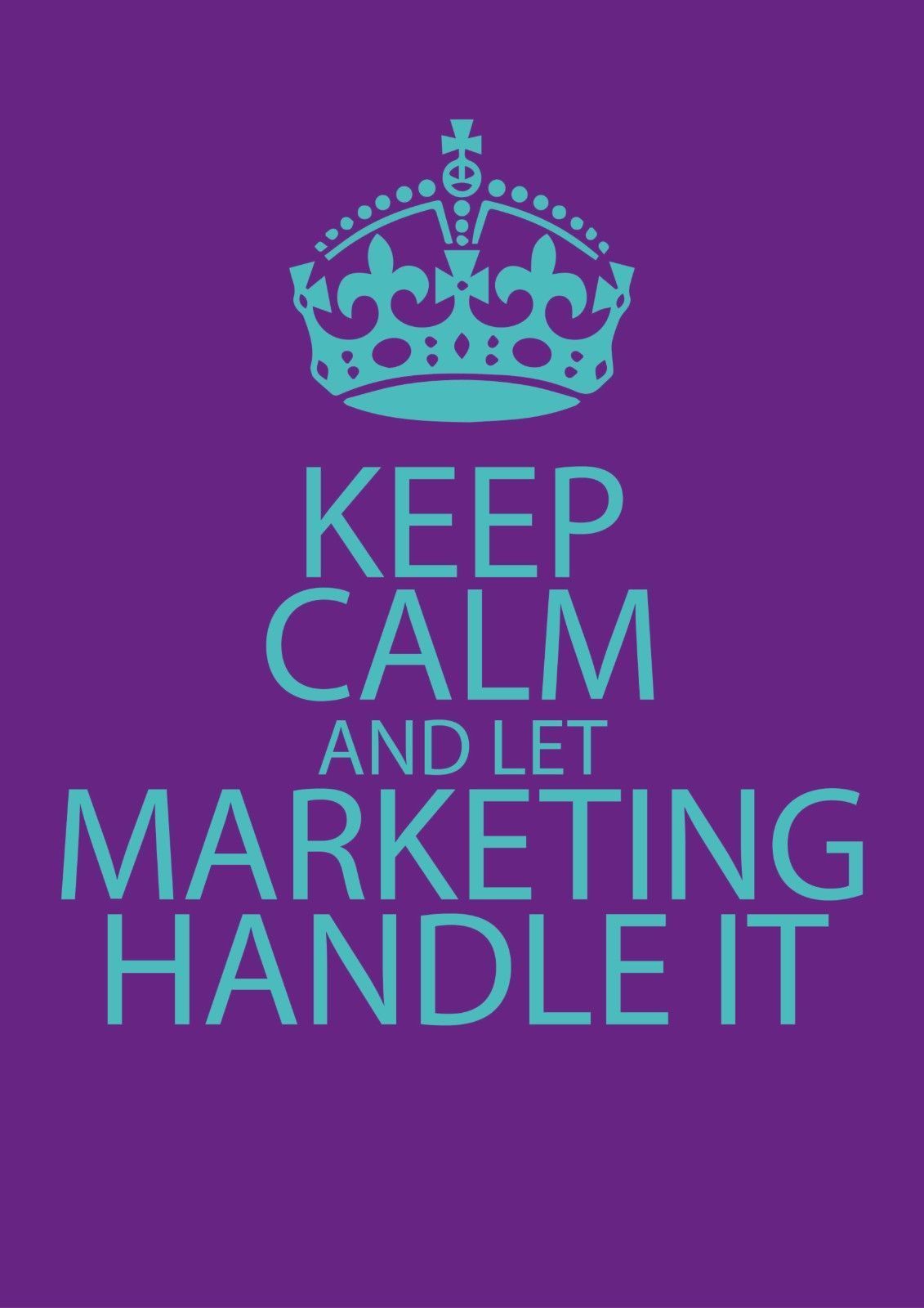 Cartel morado con una corona turquesa y las palabras “MANTÉN LA CALMA Y DEJA QUE EL MARKETING SE ENCARGUE DE TODO”.