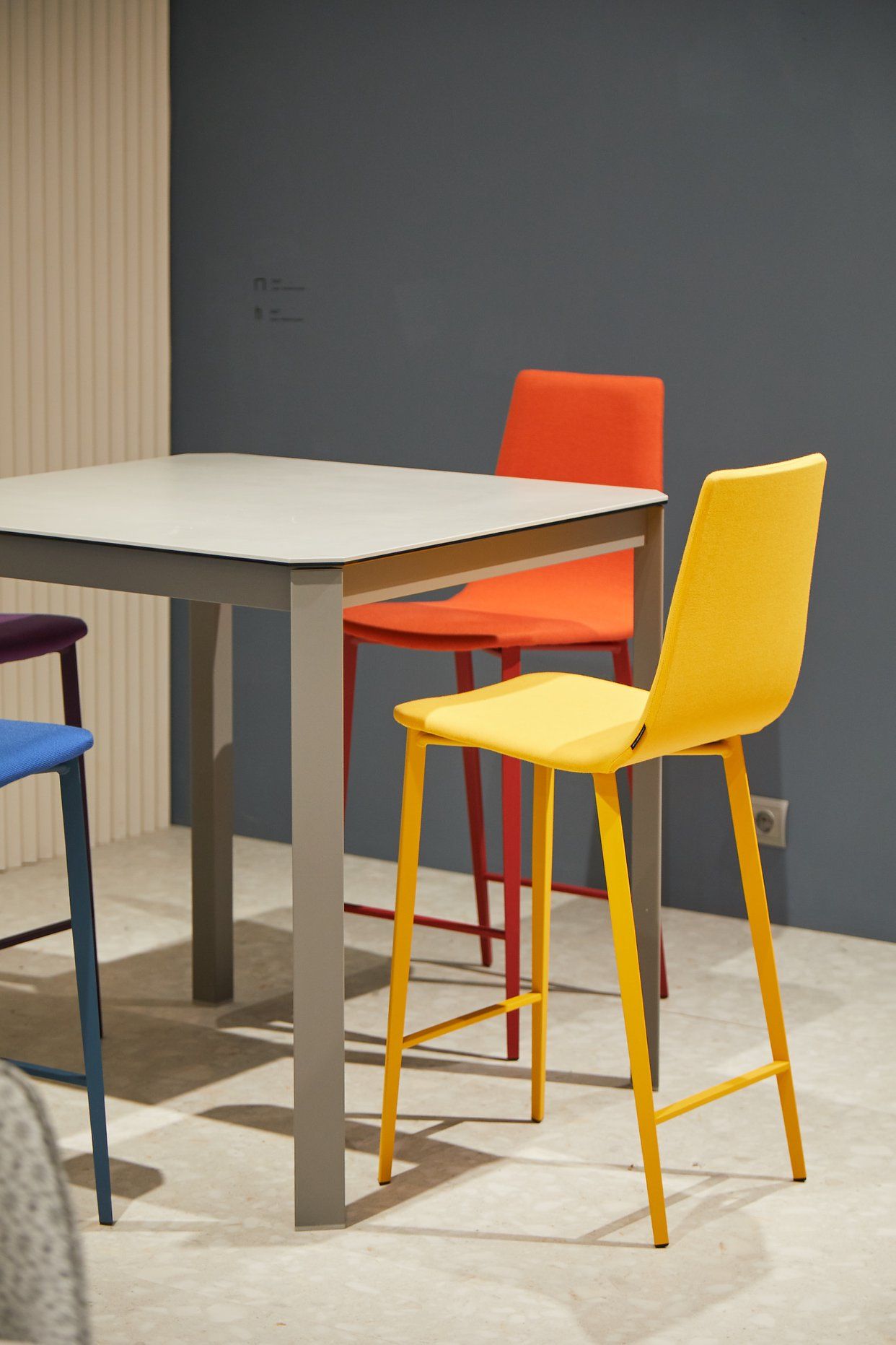 Table snack tabourets