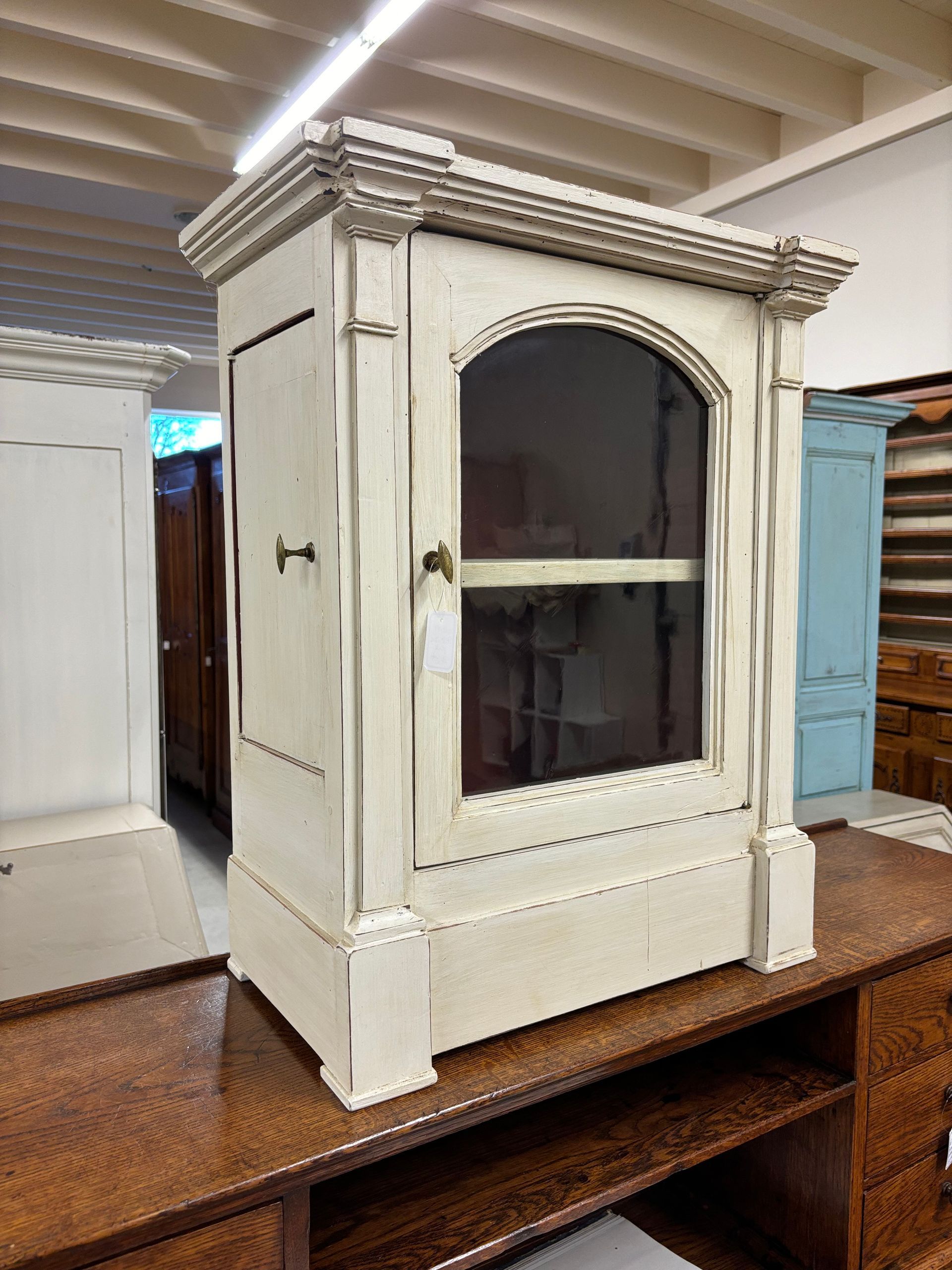 Petite vitrine peinte