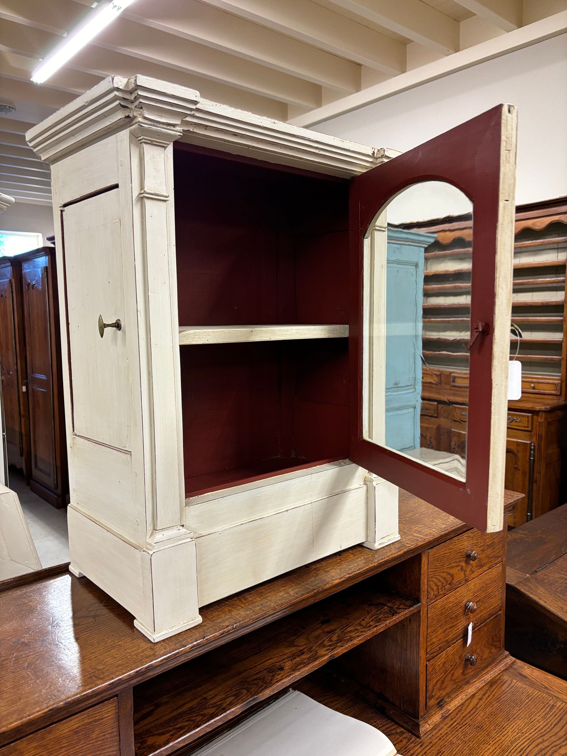 Petite vitrine peinte