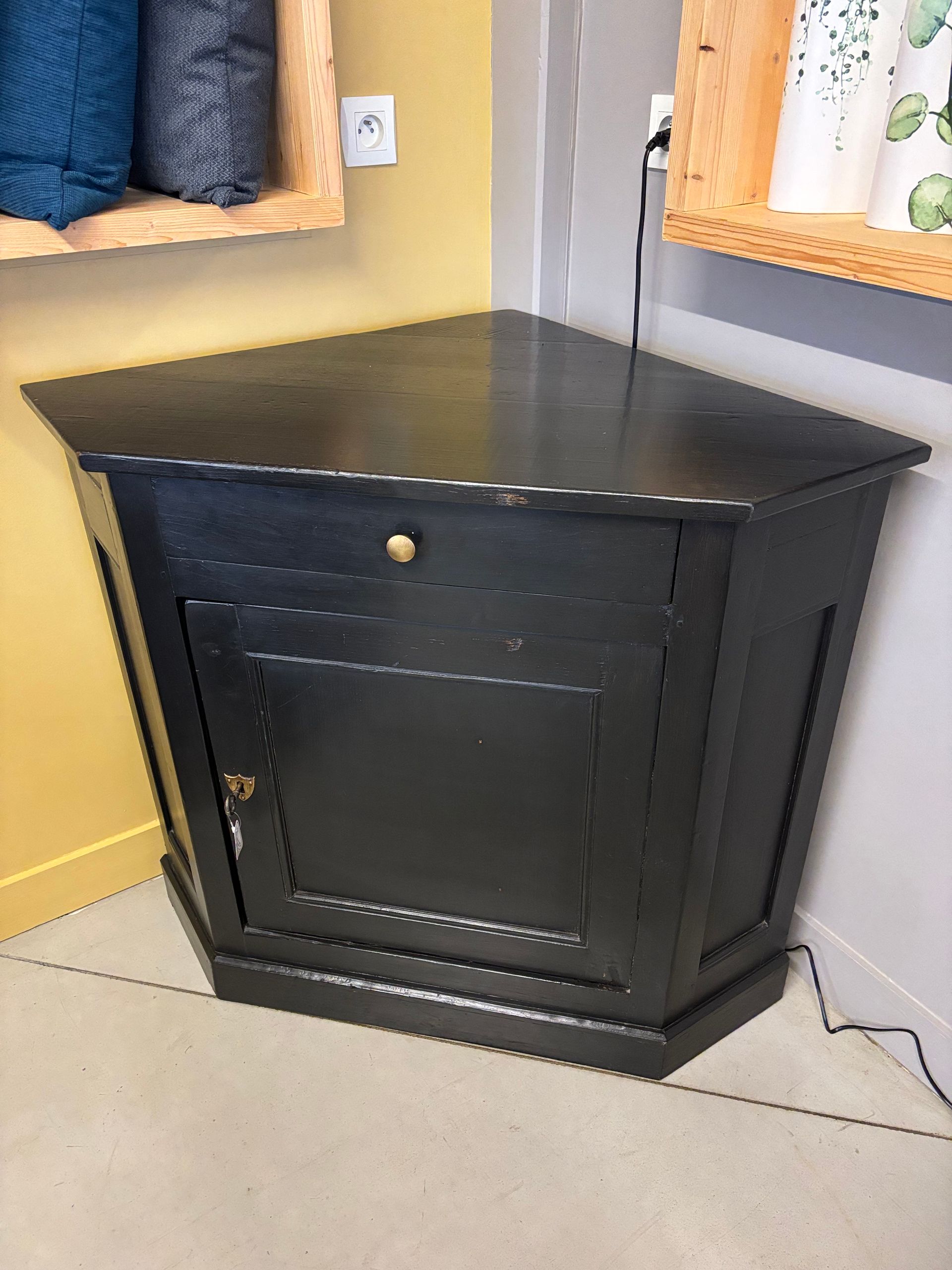 Meuble d'angle ancien