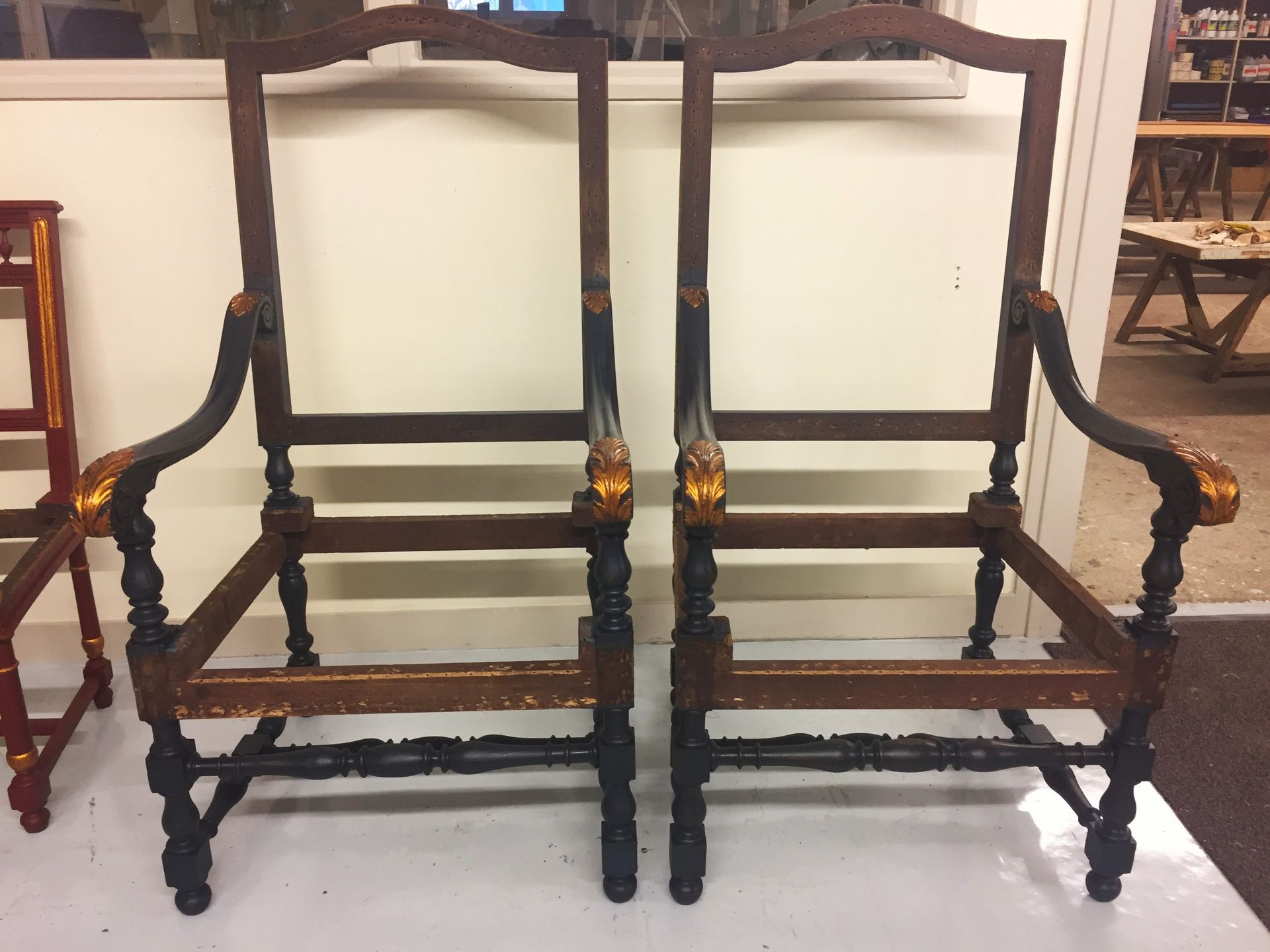 Fauteuils anciens peints