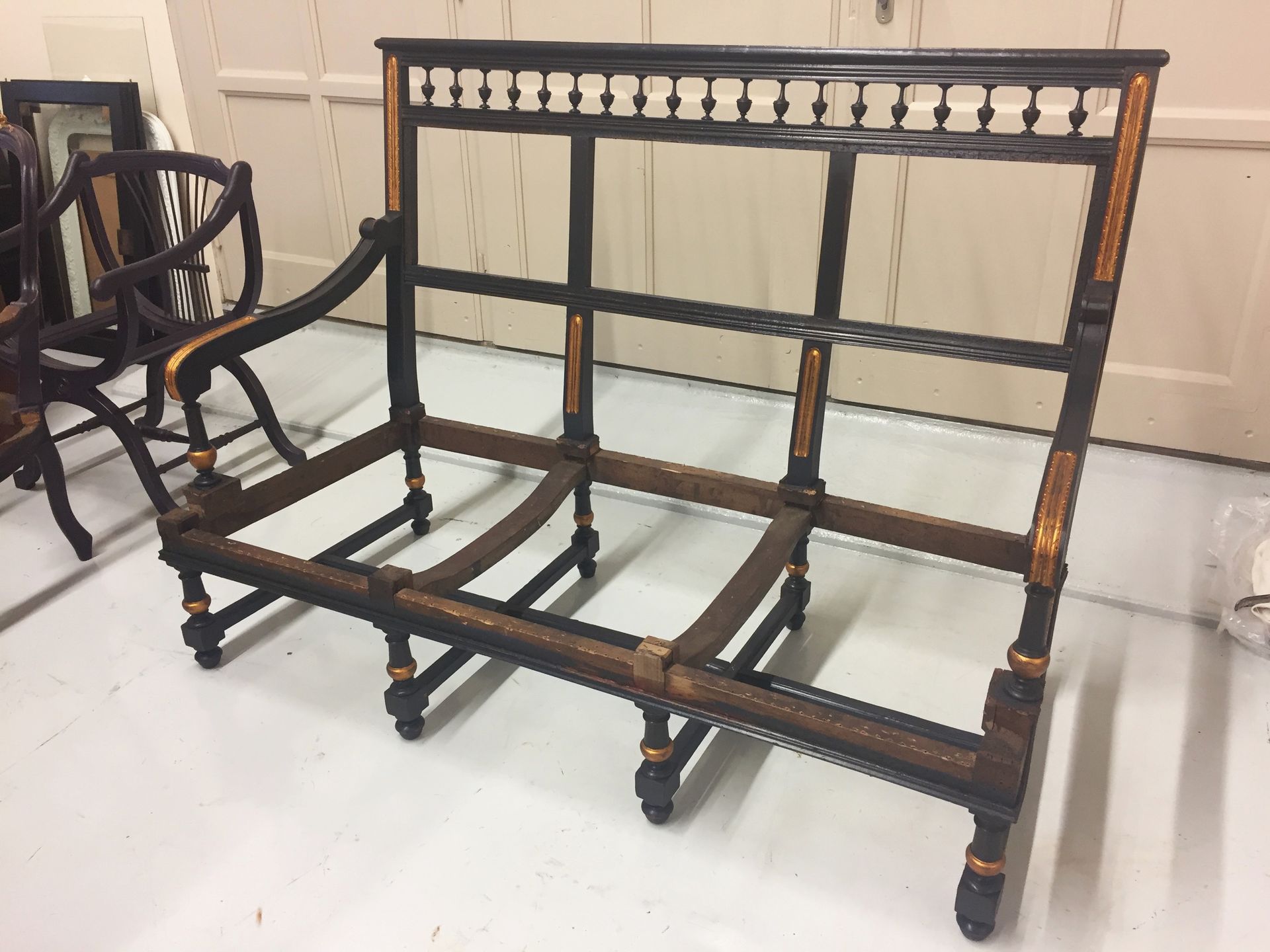 Canapé ancien peint