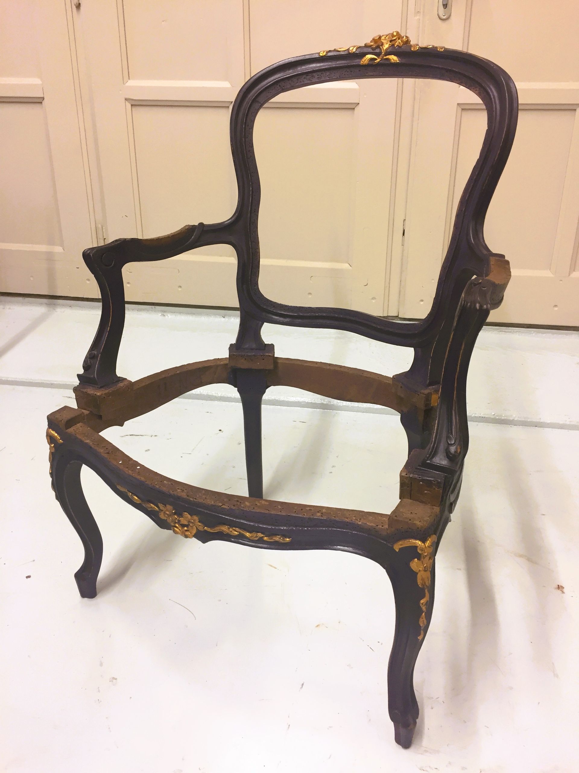 Fauteuils anciens peints